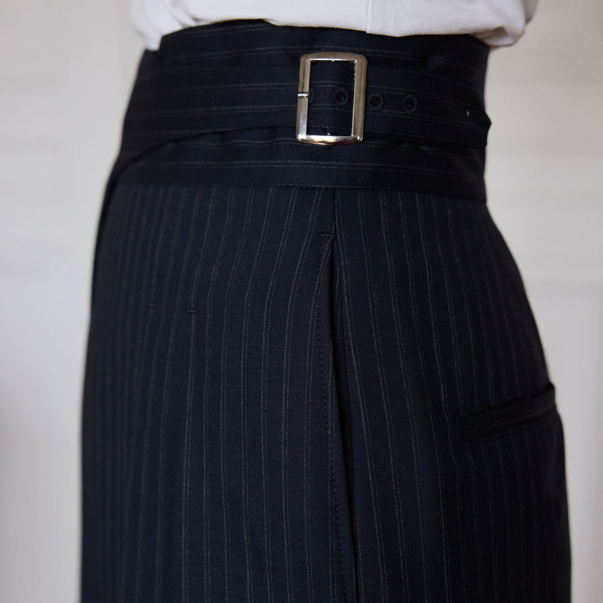 Pantalon Gurkha à plis en laine rayée marine