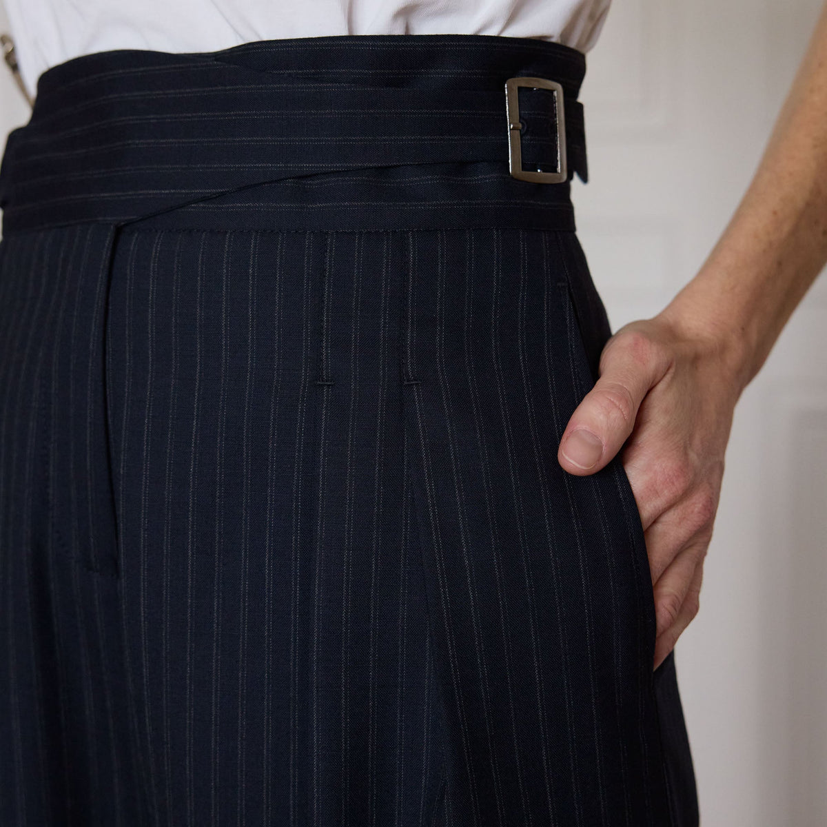 Pantalon Gurkha à plis en laine rayée marine