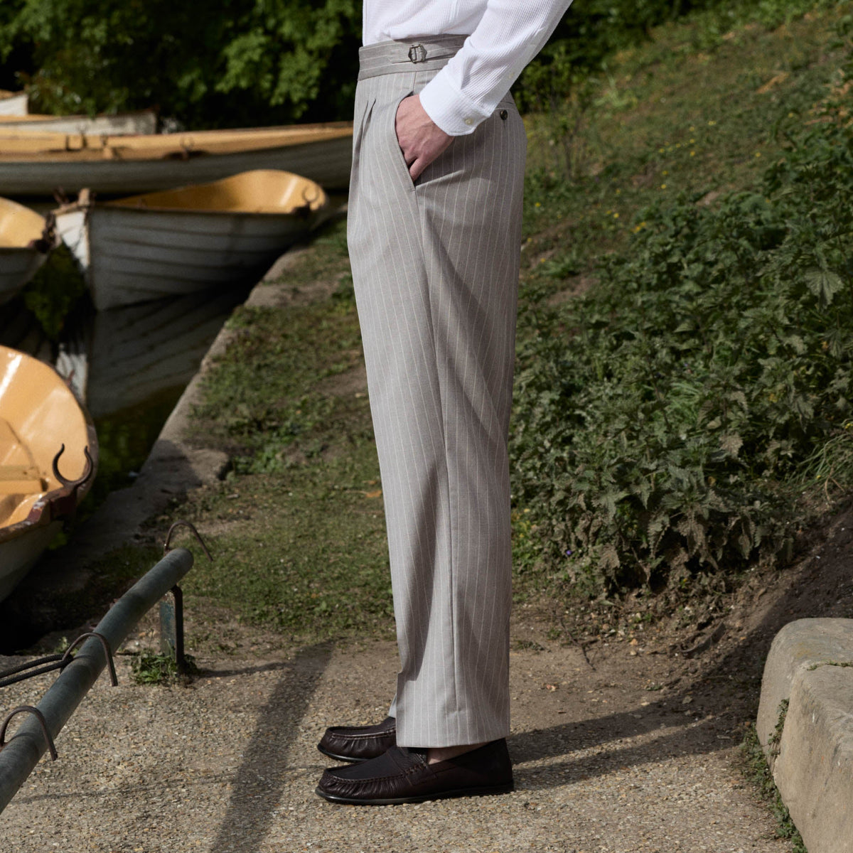 Pantalon à pinces en laine froide gris perle rayé