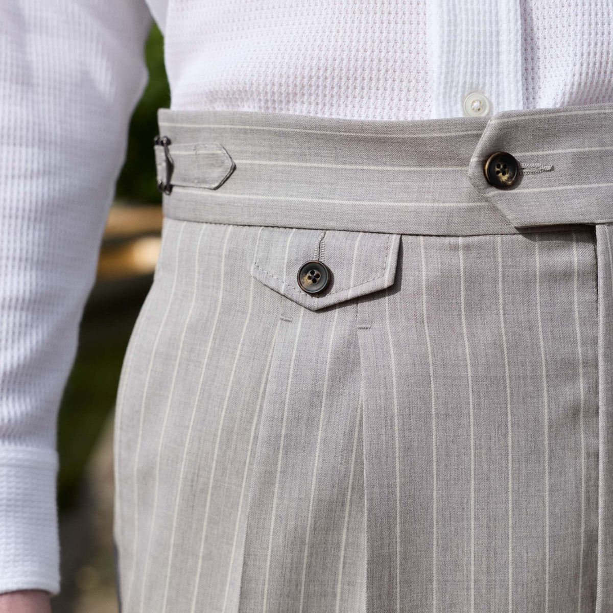 Pantalon à pinces en laine froide gris perle rayé