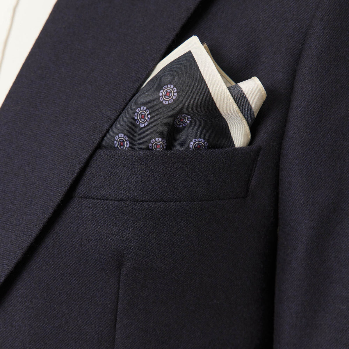 Pochette en soie marine à motifs